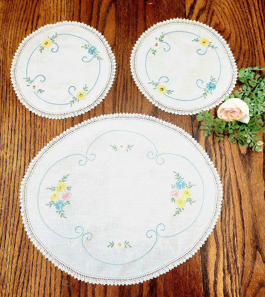 Vintage Embroidered Dresser Scarf Set Vintage Embroidered Dresser Scarf Set